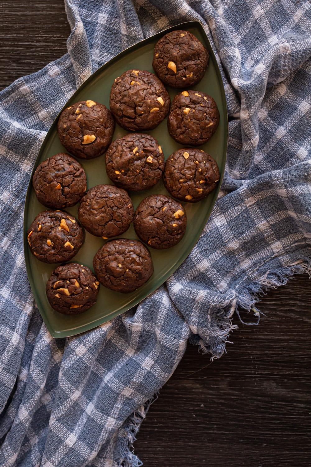 travessa com cookies duplos de chocolate com amendoim