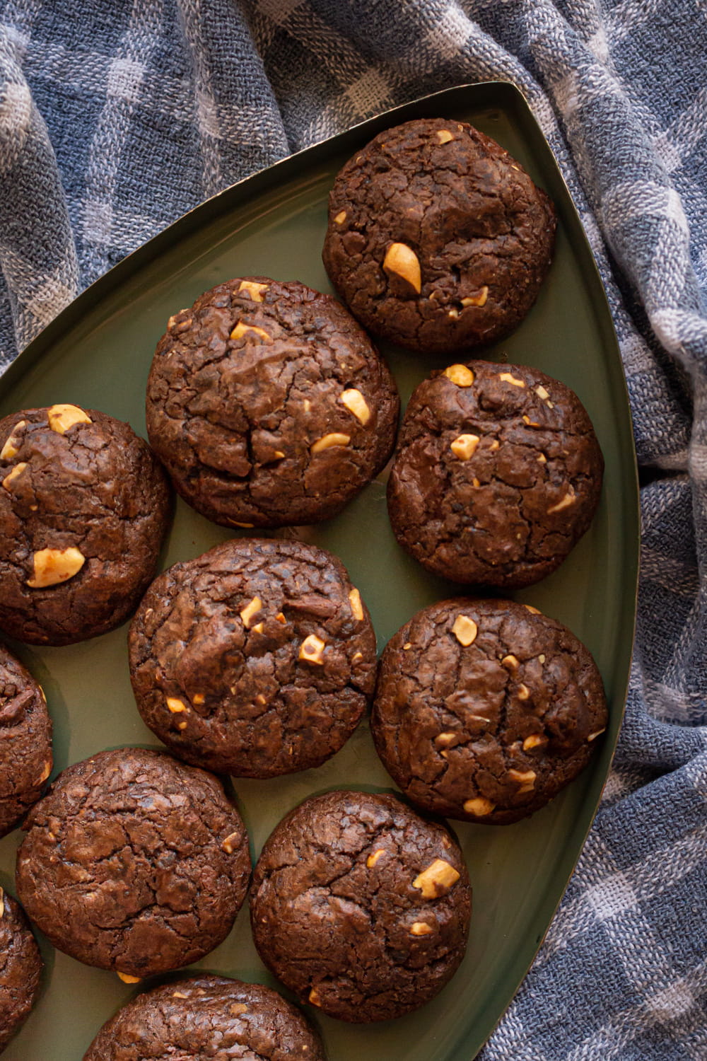 cookies de chocolate com pedacinhos de amendoim