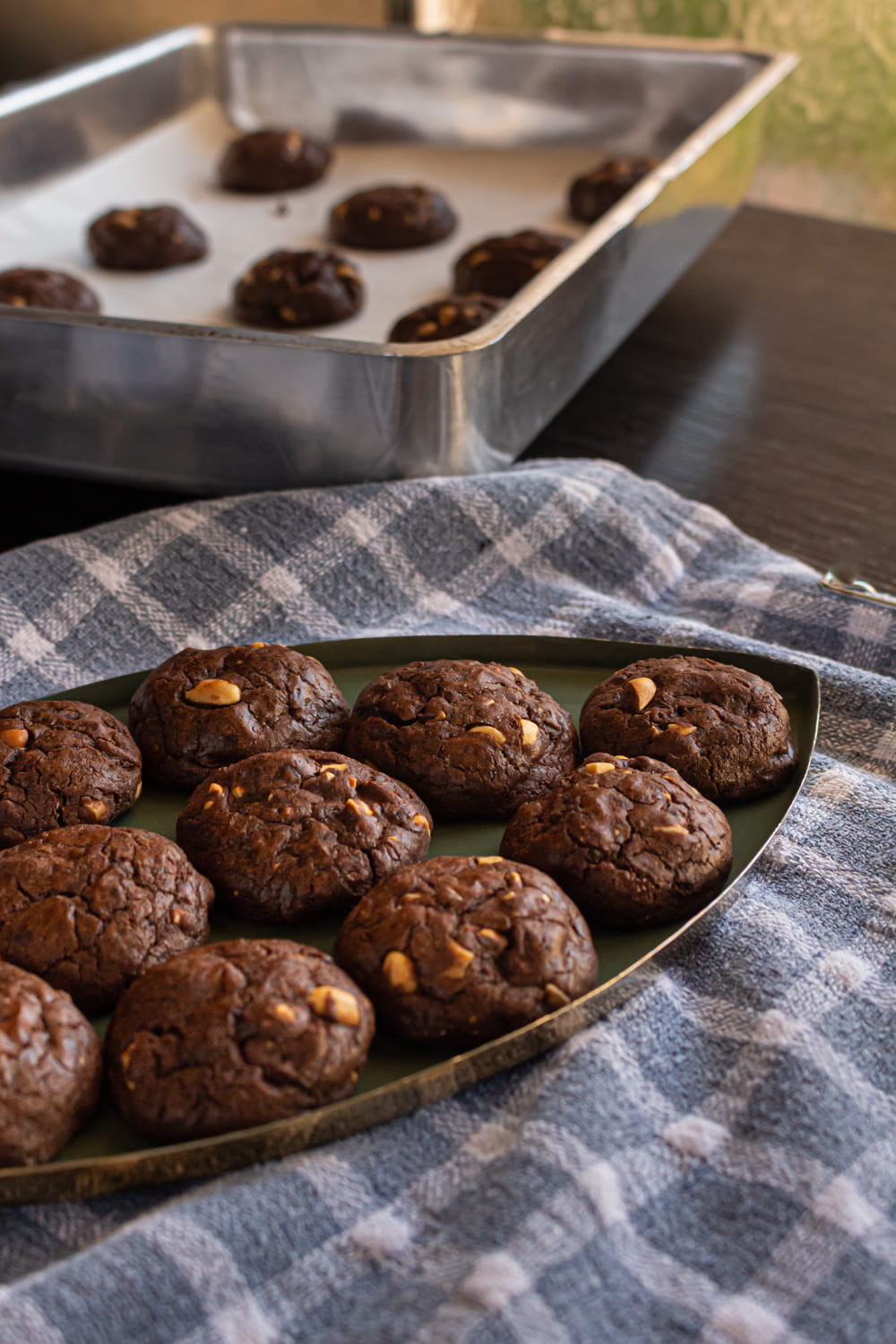 travessa e tabuleiro com biscoitos de chocolate