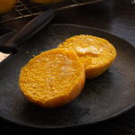 pão redondo, amarelo, partido ao meio