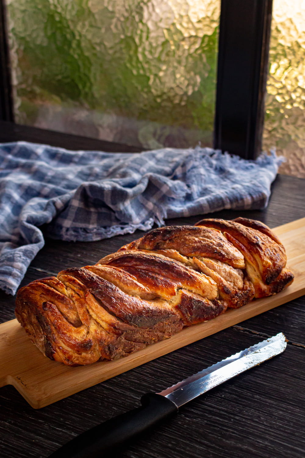 babka de canela de lado, mostrando as voltas do topo