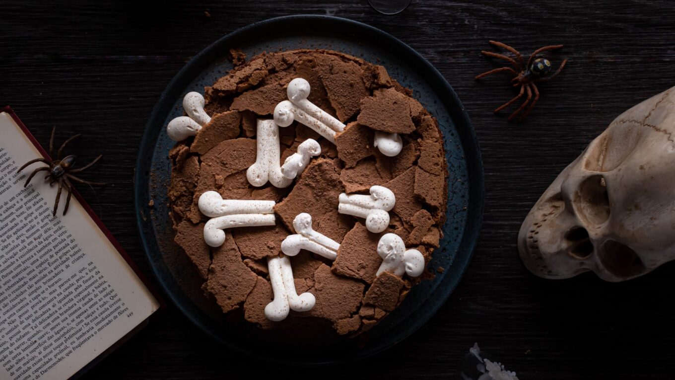 bolo de chocolate sem farinha com ossos de suspiro na cobertura