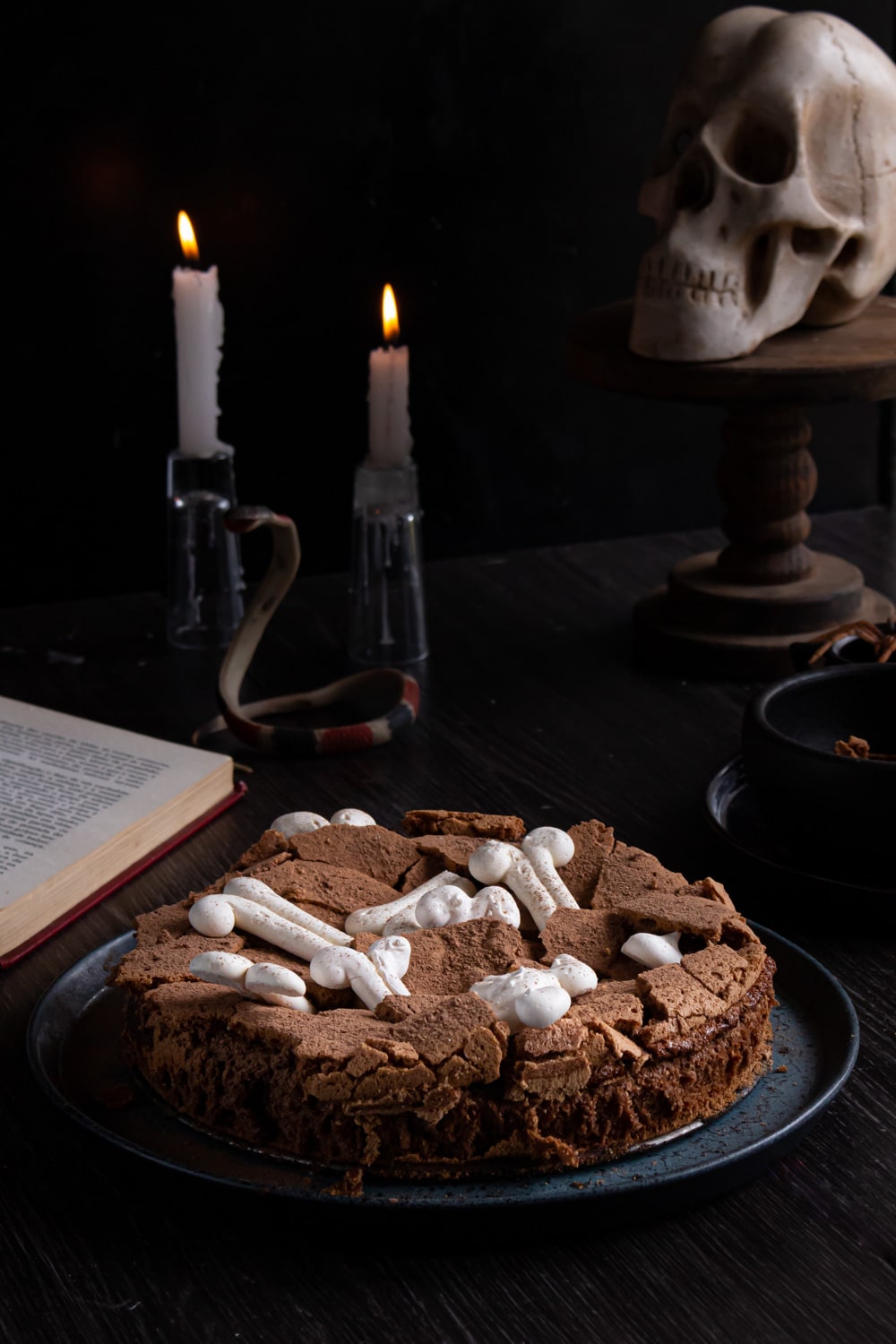 foto bolo de chocolate sem farinha com ossos de suspiro