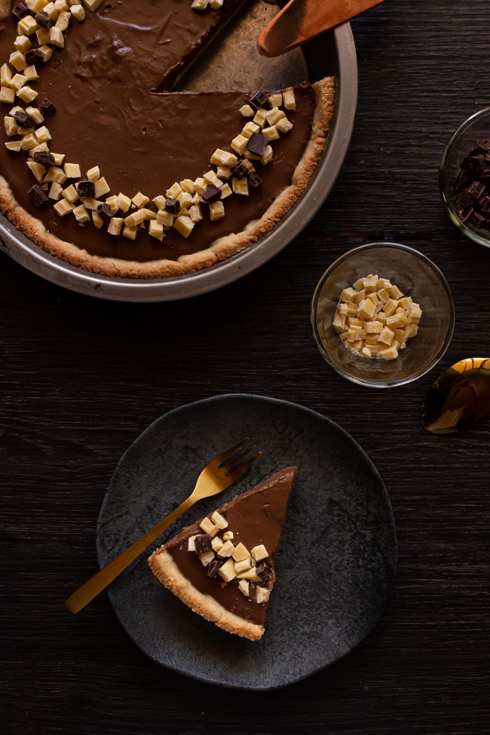 foto de torta simples de chocolate com uma fatia ao lado