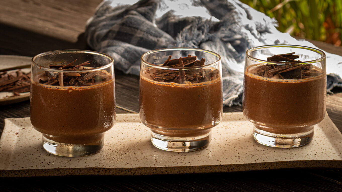 mousse fácil de chocolate servida em tacinhas