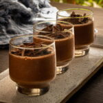 tacinha com mousse de chocolate e raspas de chocolate por cima