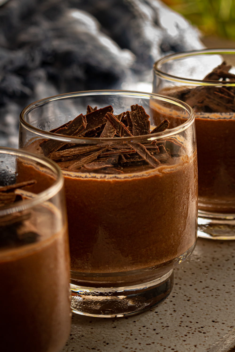 mousse fácil de chocolate com raspas de chocolate