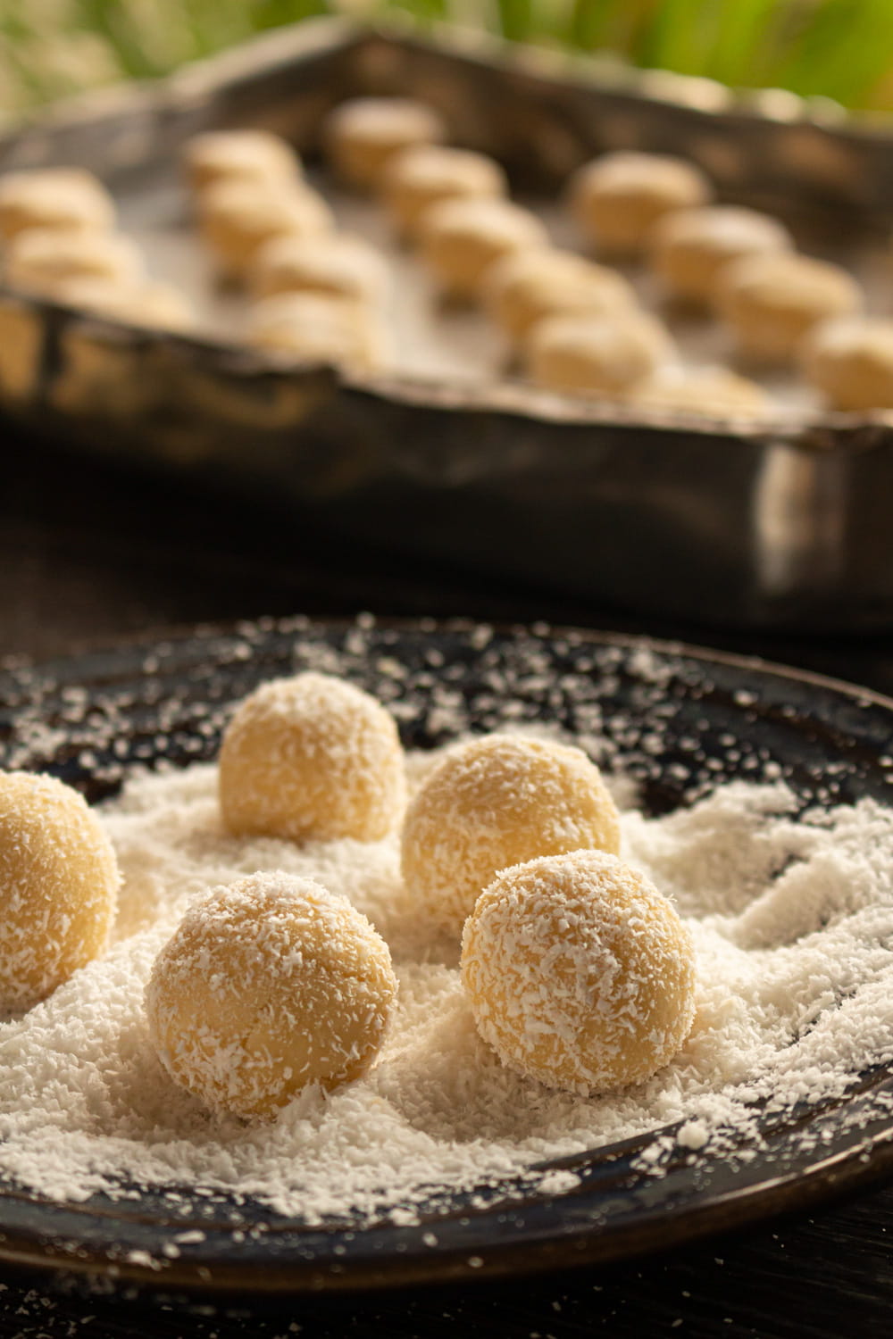 foto colorida de bolinhas de massa de biscoito cobertas com coco ralado