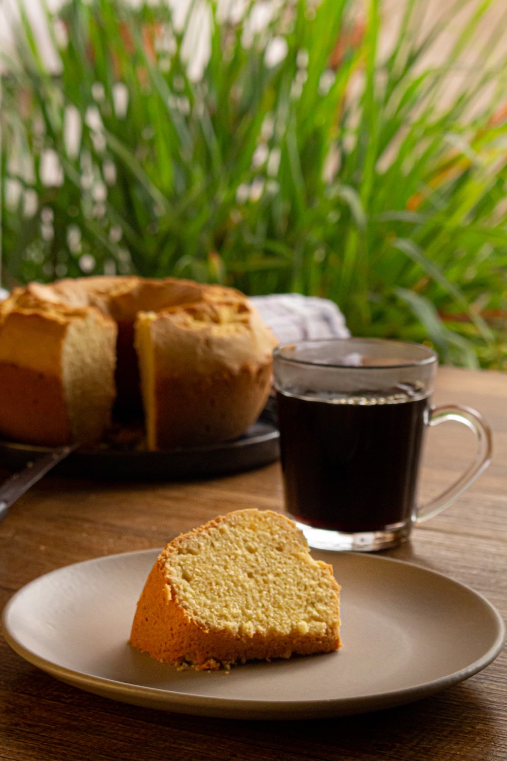 fatia do bolo de fubá com leite de coco