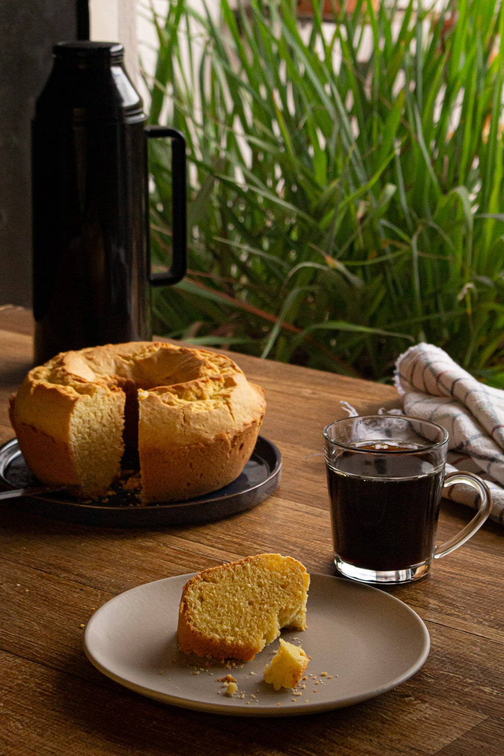 foto da fatia e uma xícara de café