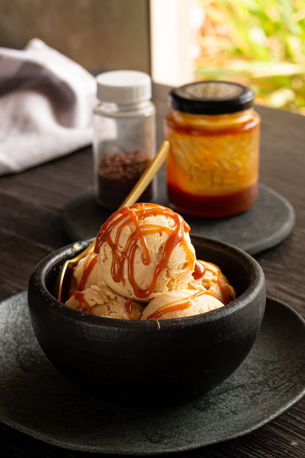 vasilha com bolas de sorvete de caramelo e calda de caramelo por cima