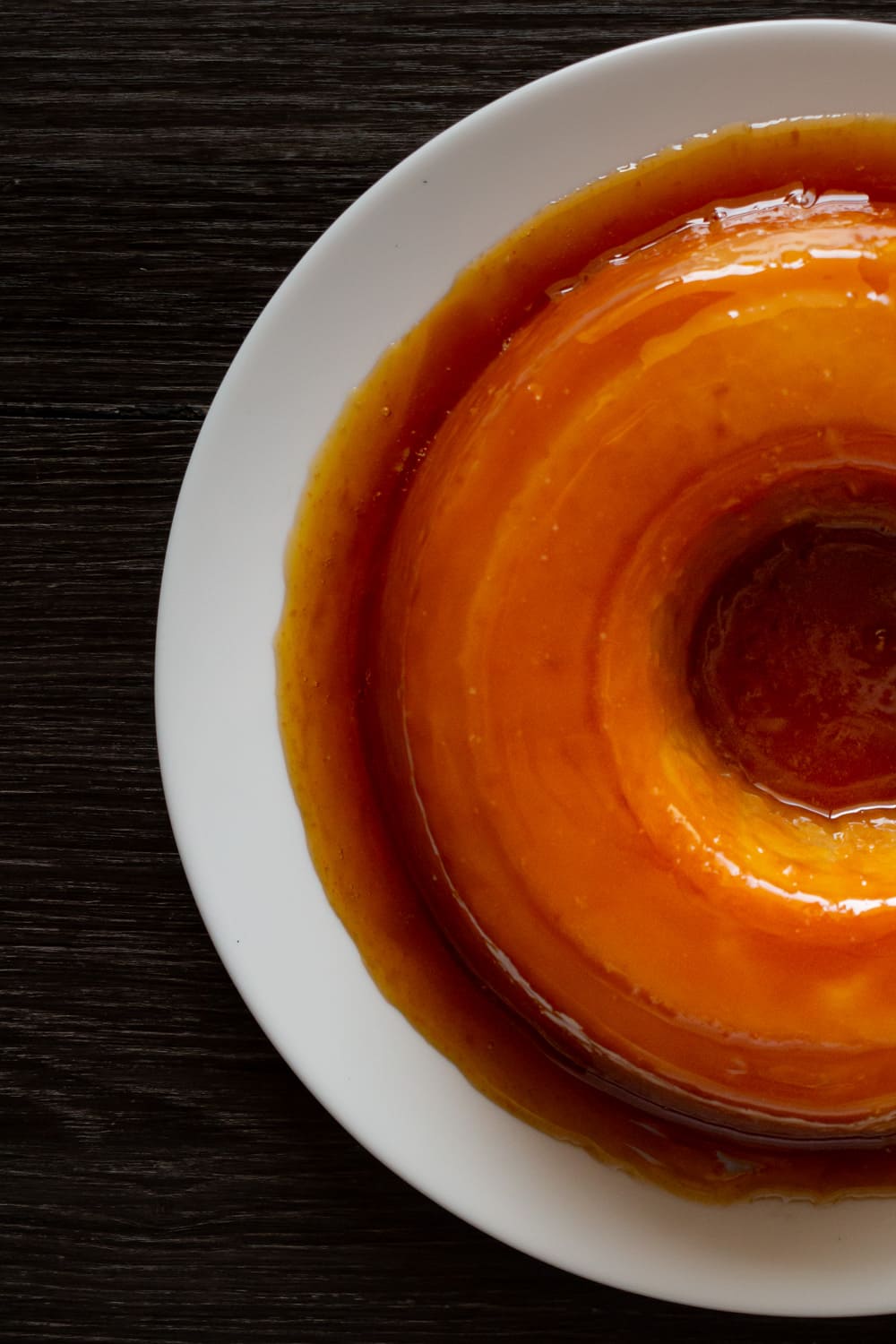 visão aérea de um pudim redondo coberto com caramelo