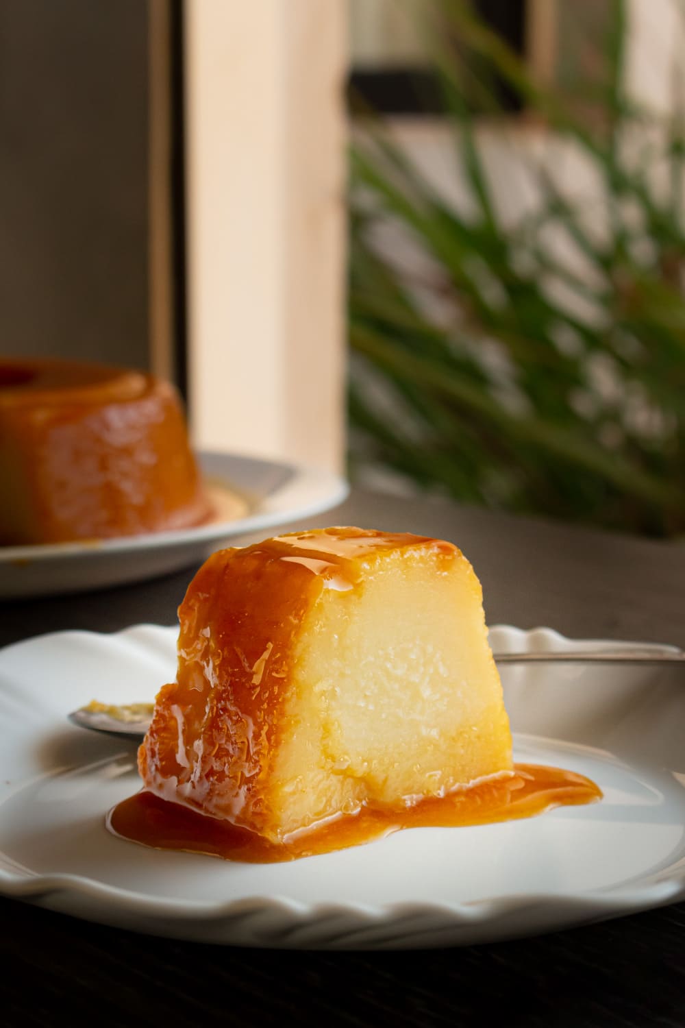 close na fatia já servida sobre um prato branco