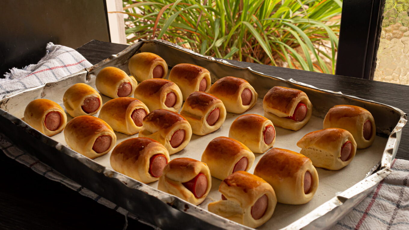 fornada de enroladinhos de salsicha