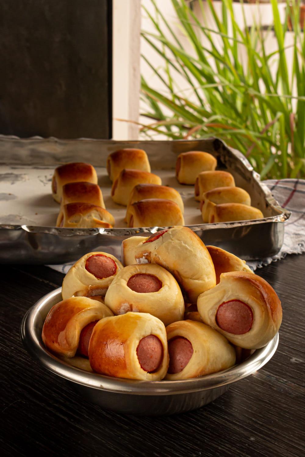 vasilha com um monte de enroladinhos de salsicha