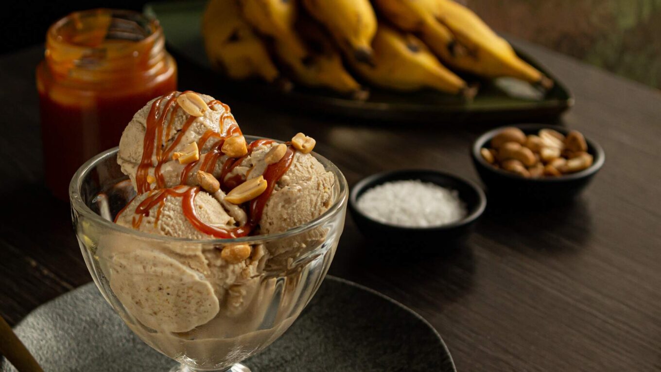 taça de sorvete de banana caramelizada com calda de caramelo
