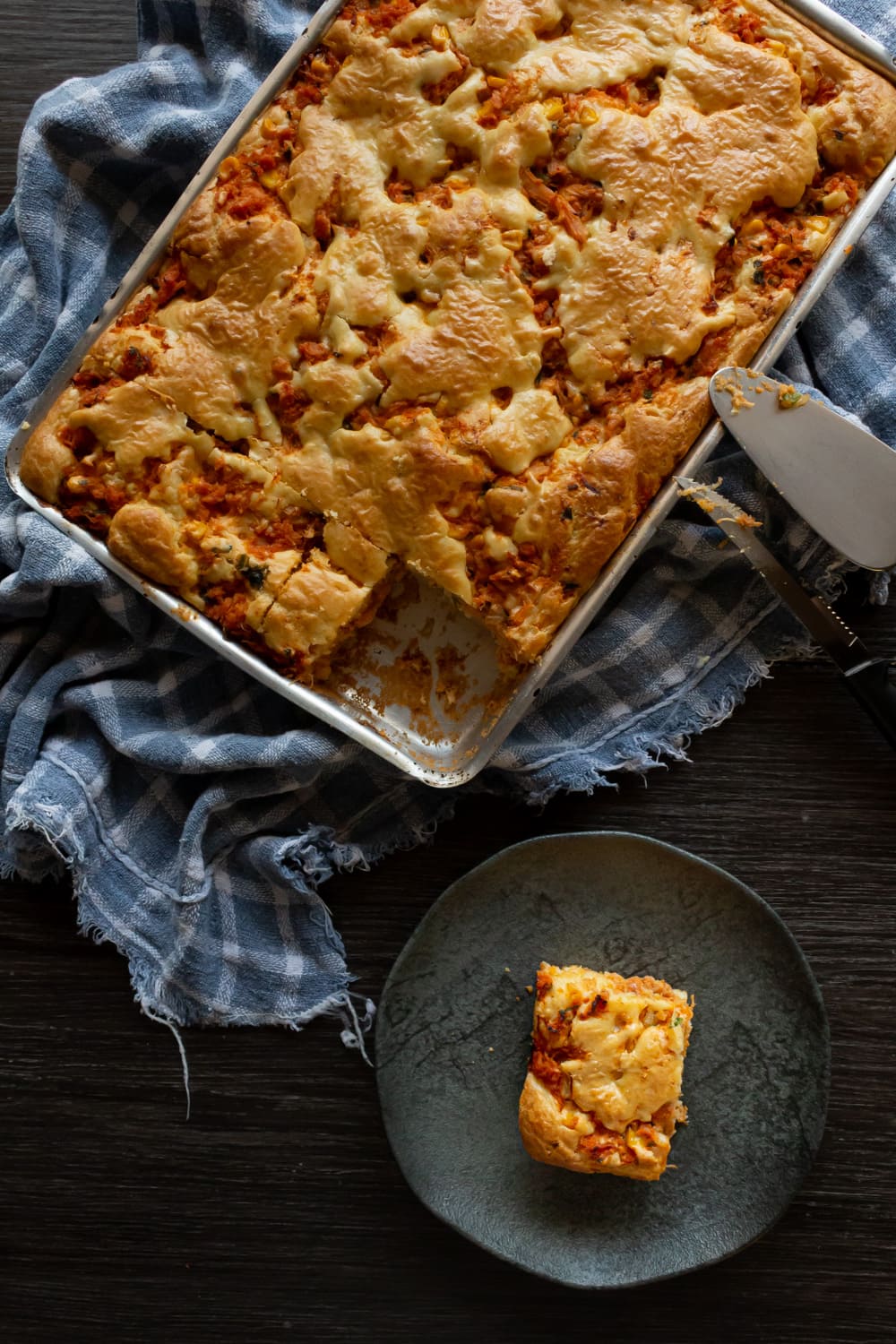 torta de liquidificador com um pedaço servido no prato