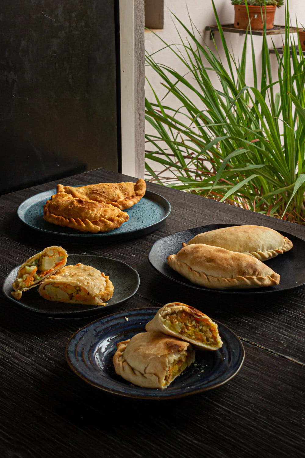 pratos com pasteis fritos e assados