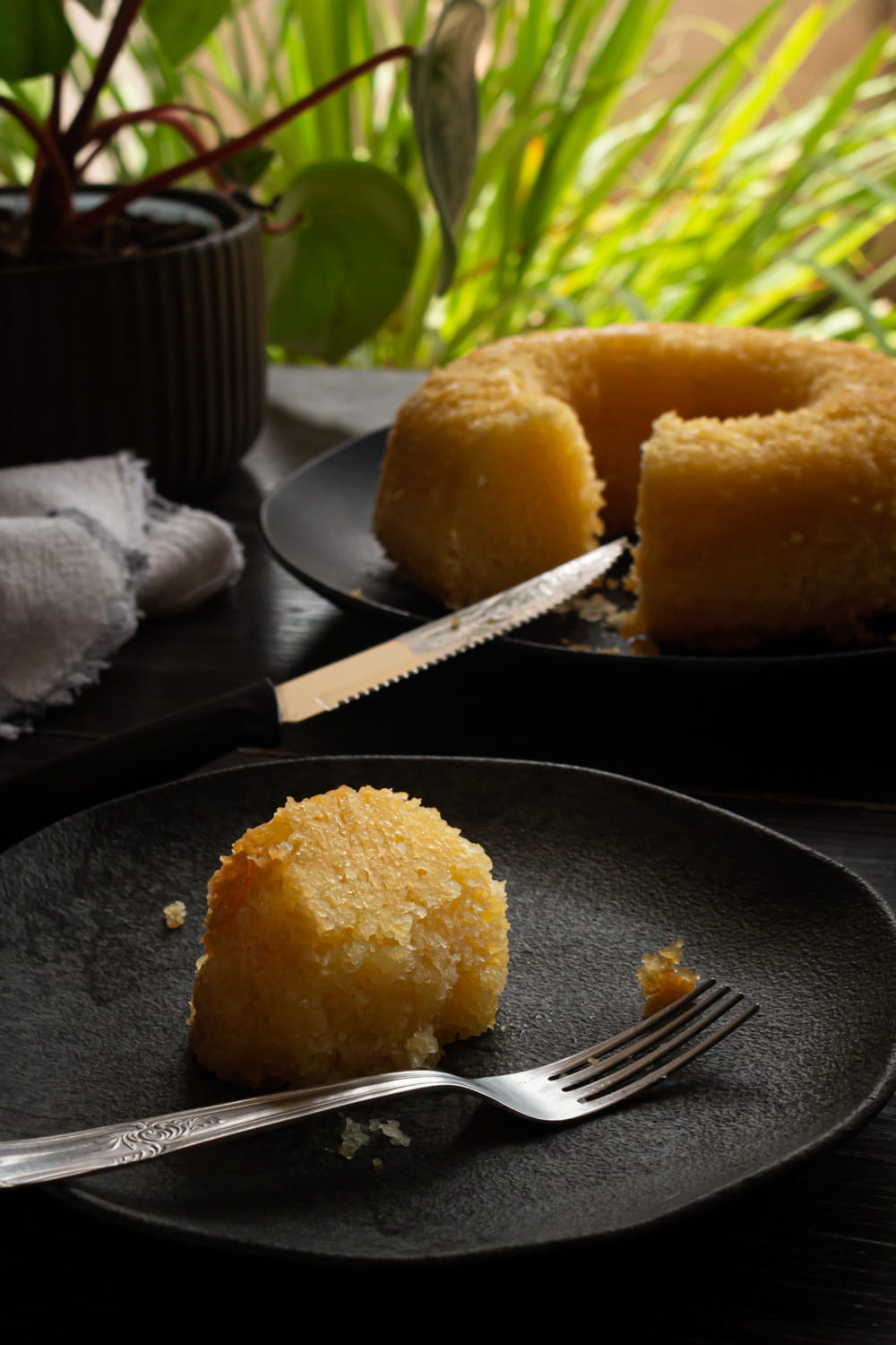 foto do pedaço no prato, já partido e com um garfo do lado