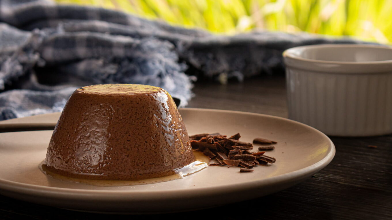 falso pudim de chocolate com raspas de chocolate