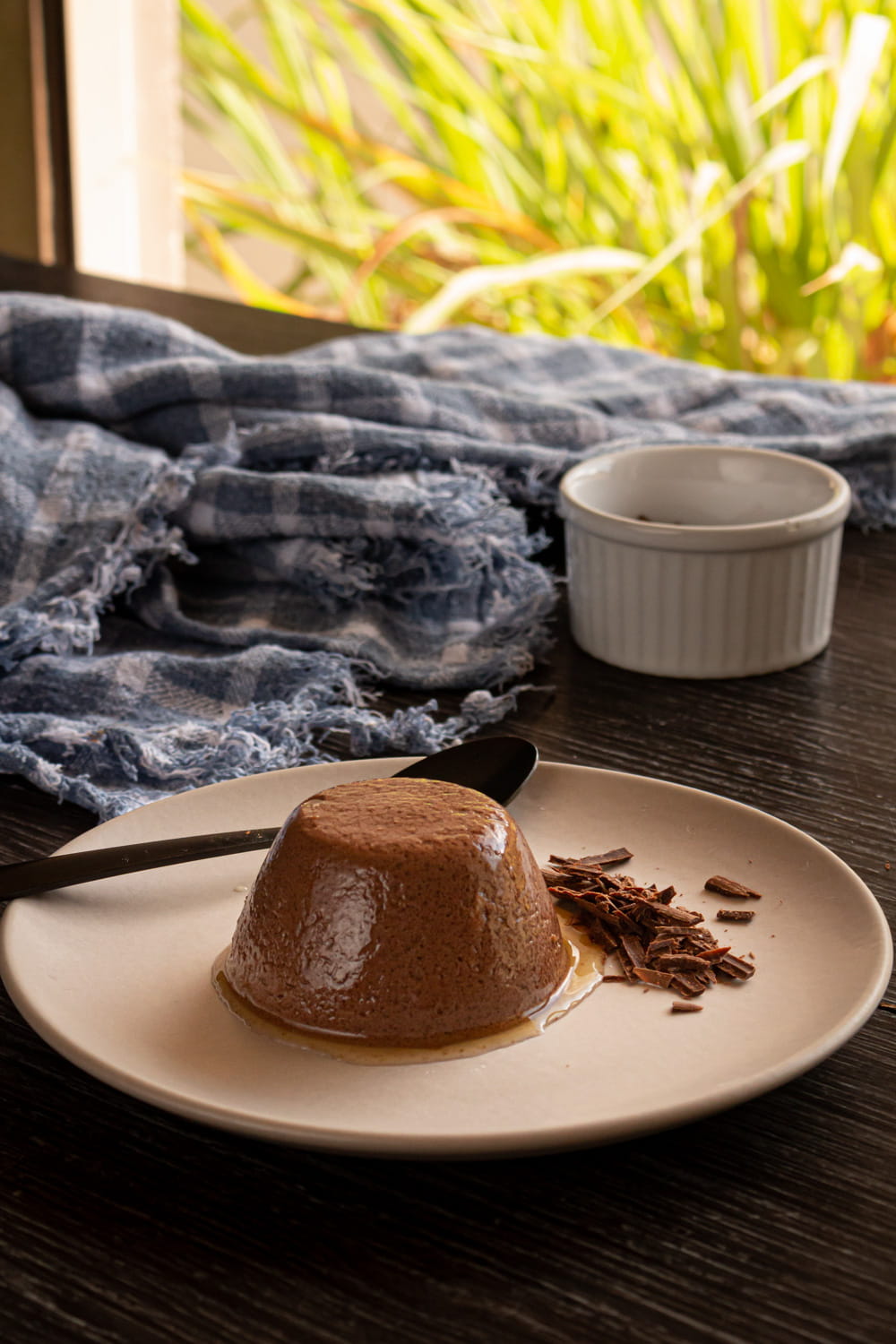 pudim de chocolate com raspas de chocolate