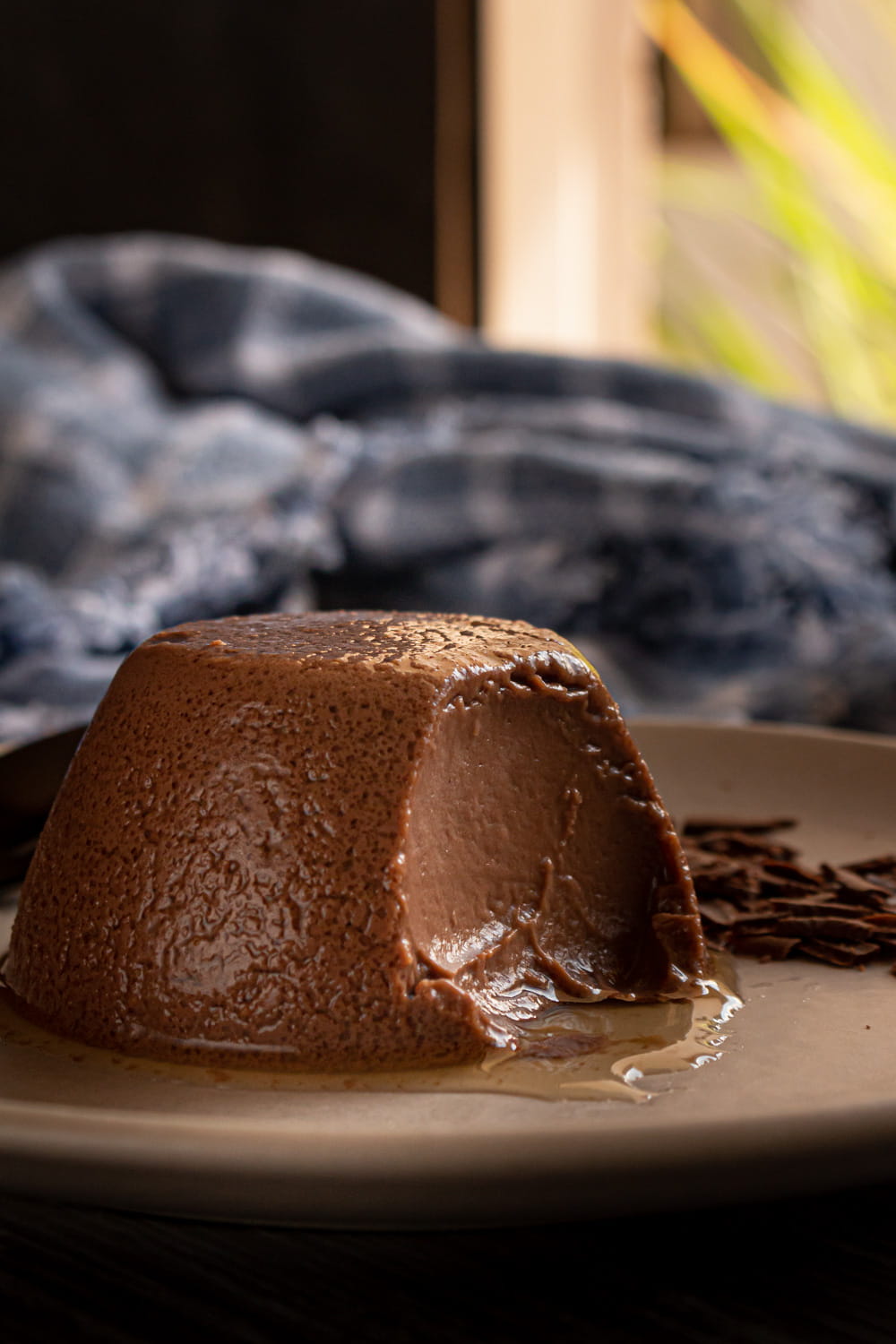 falso pudim de chocolate mostrando a textura lisa