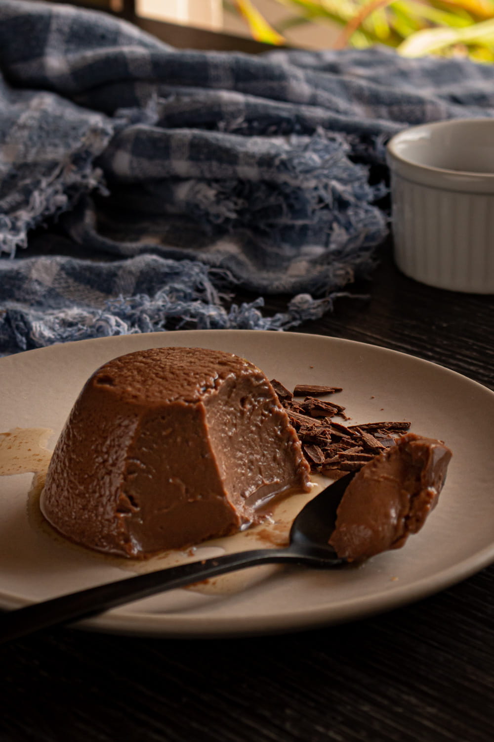 uma colherada da sobremesa servida