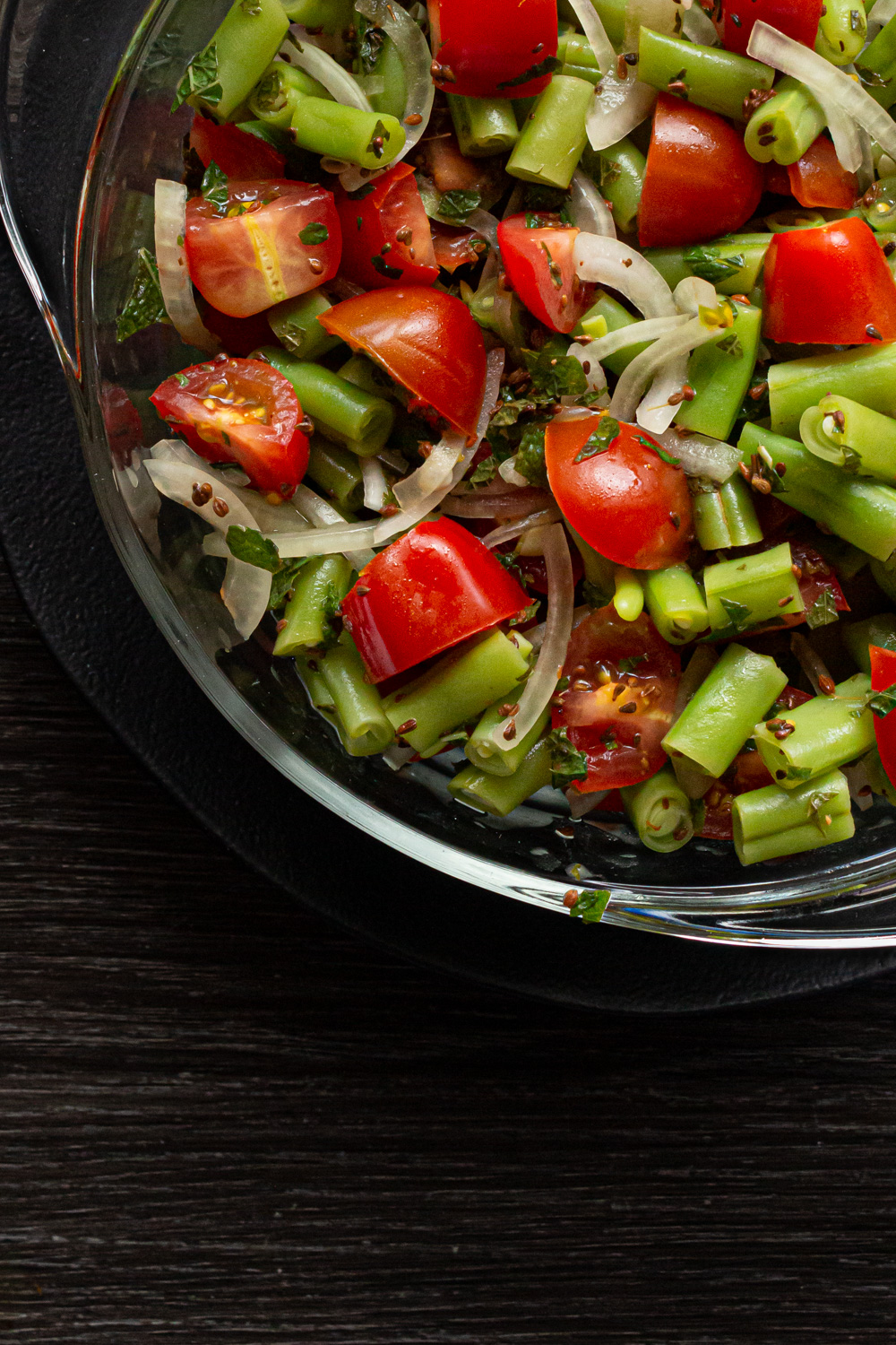 close da salada de vagem e tomate com cebola