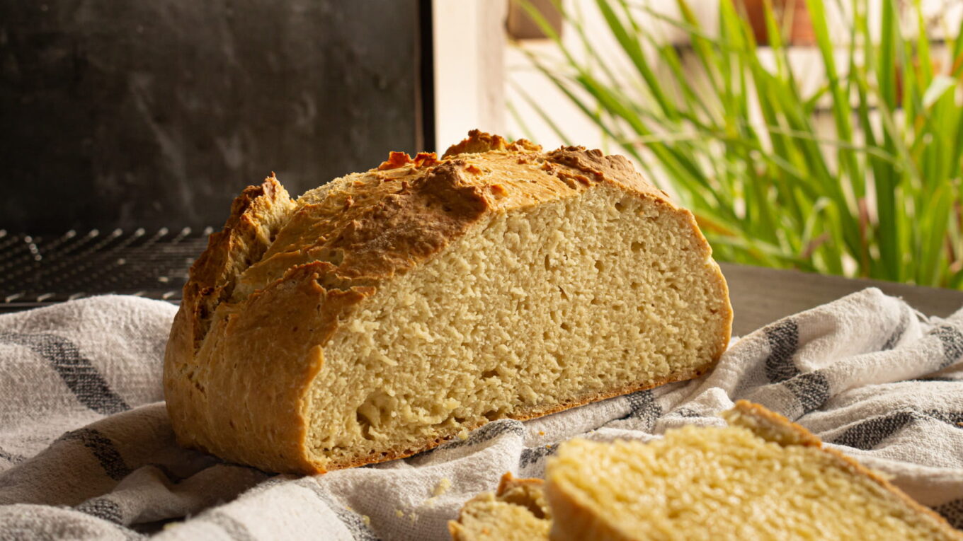 soda bread partido e servido sobre um pano de prato