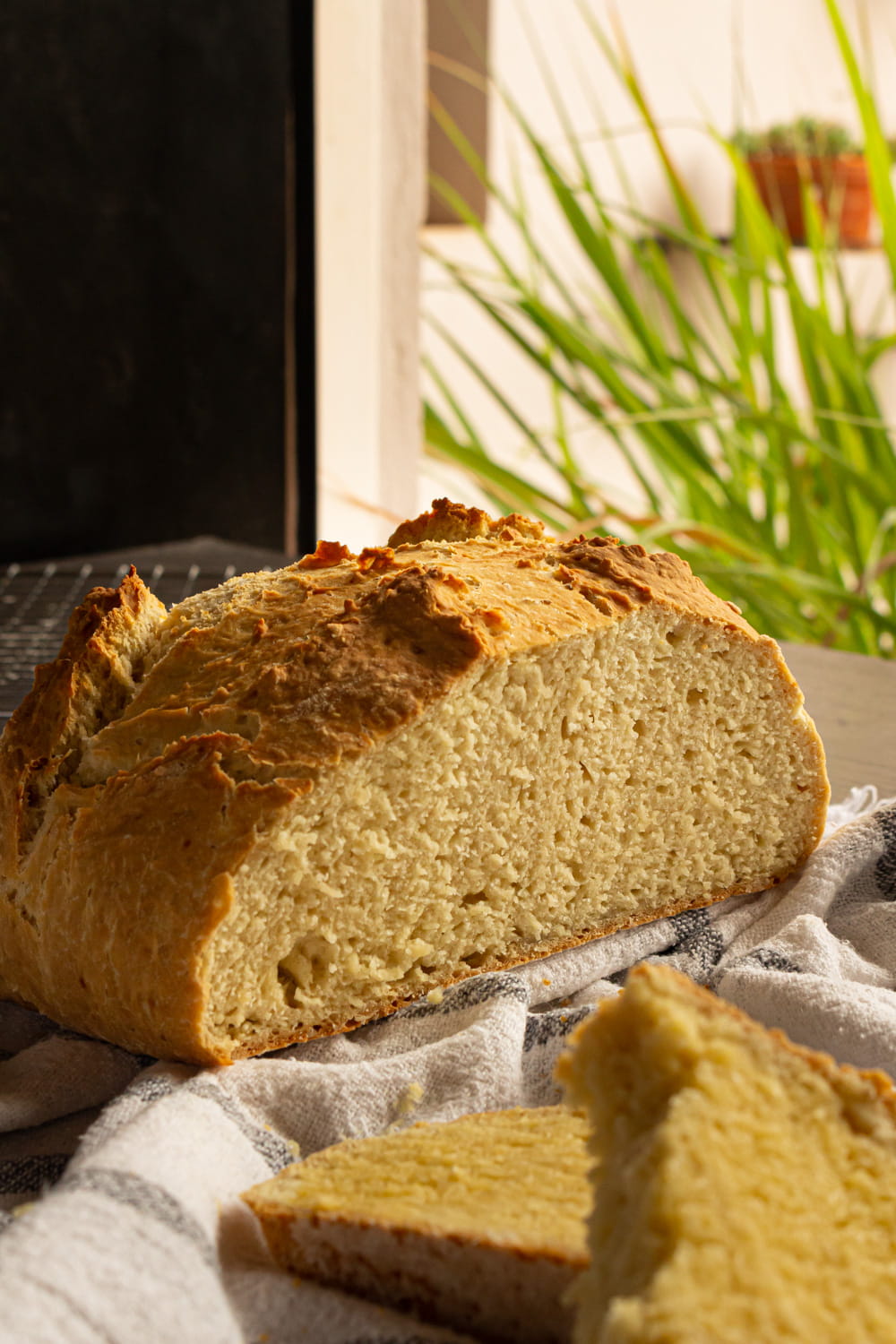 soda bread partido mostrando o miolo fechado
