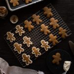 foto de biscoitos de gengibre em formato de boneco com contorno de glacê branco