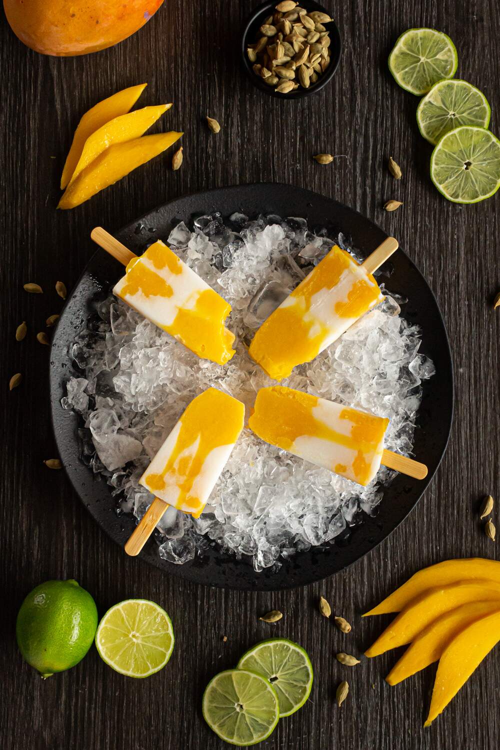 prato de gelo com picolés de manga e coco