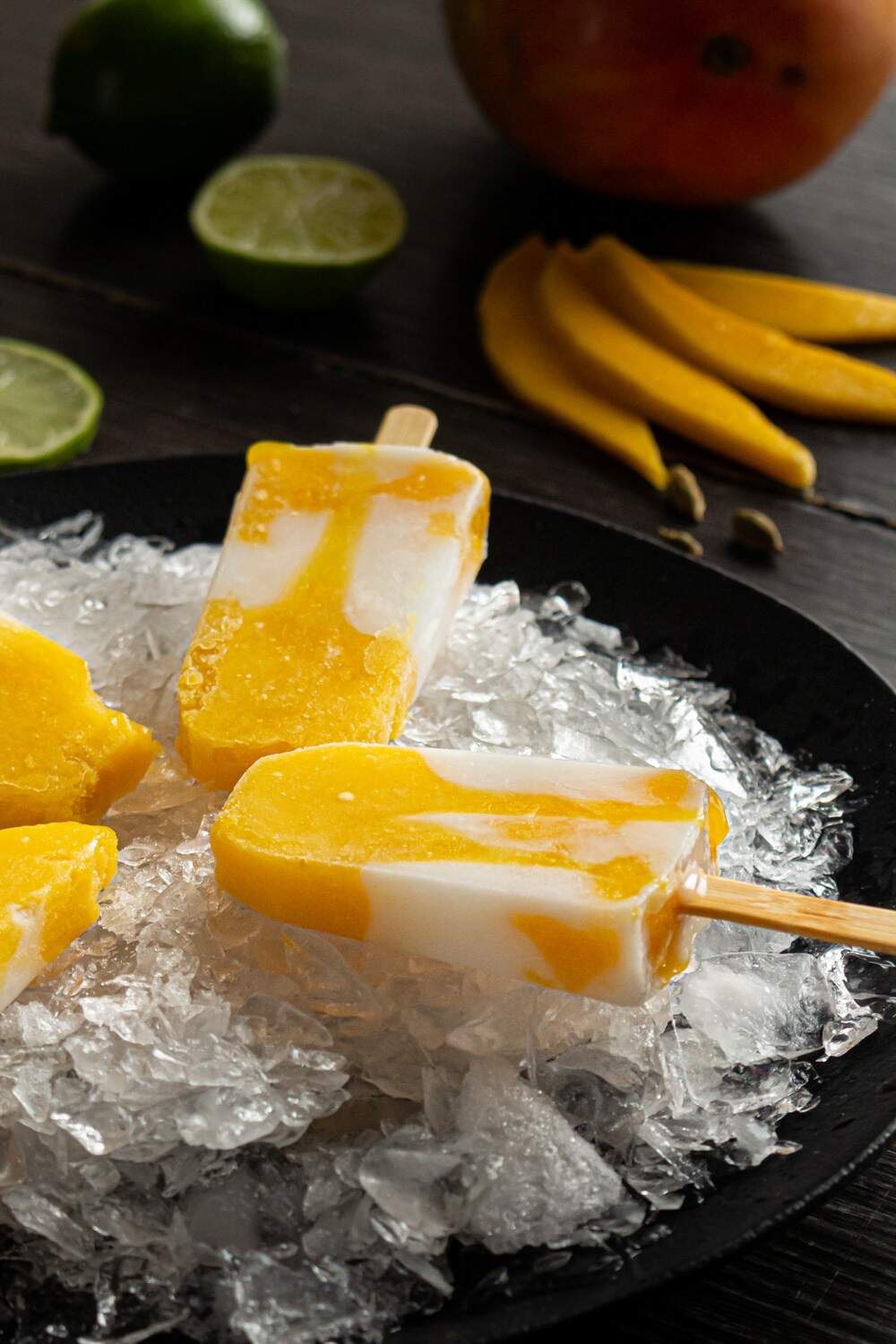 close no picolé de manga e coco sobre um monte de gelo