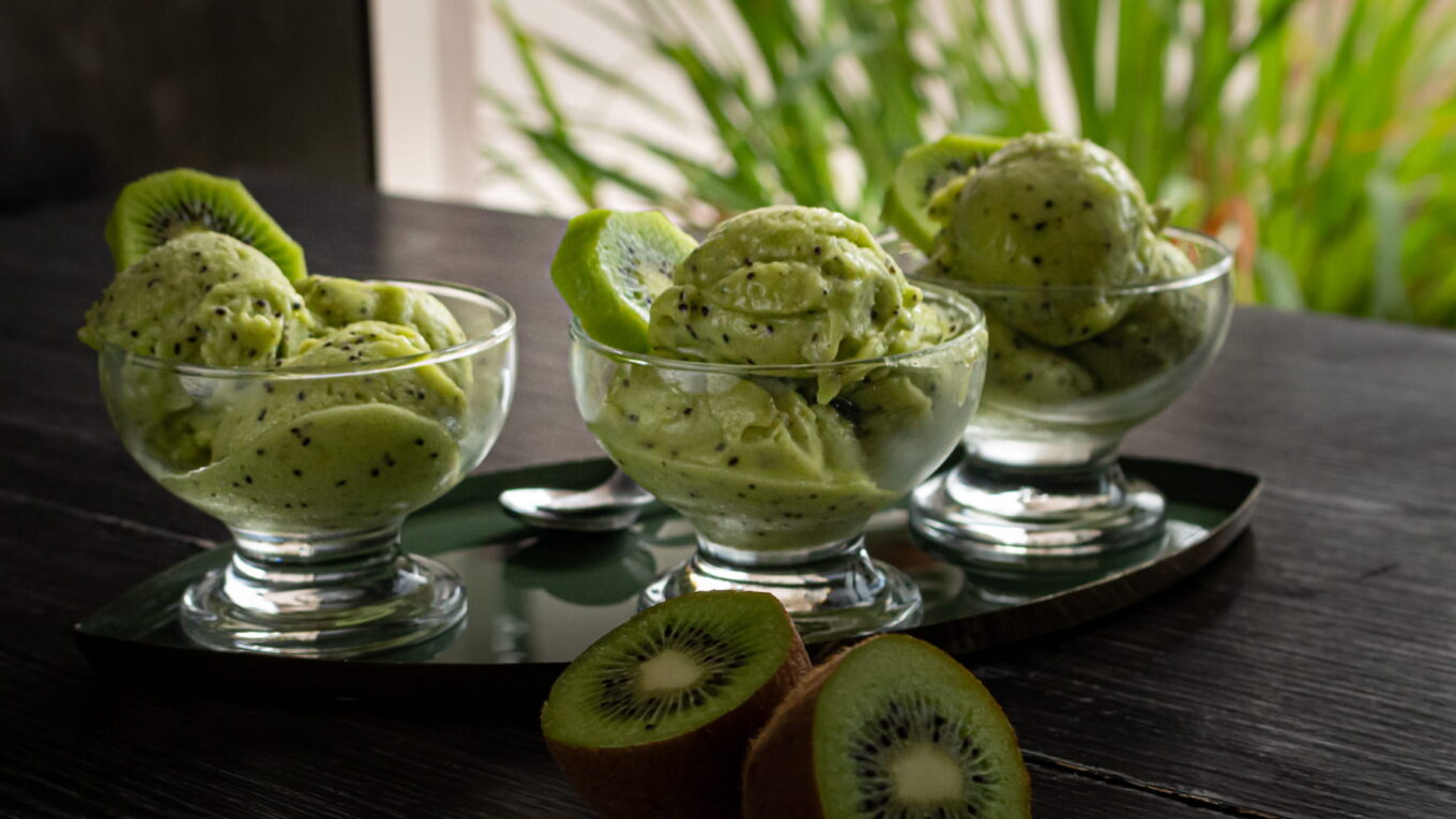 sorbet de kiwi servido em tacinhas de vidro