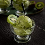 tacinha com duas bolas de sorbet de kiwi