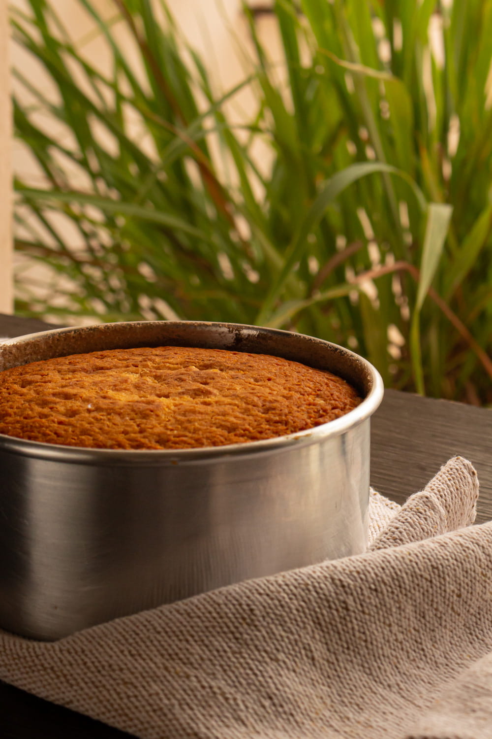 bolo de iogurte ainda na forma de metal