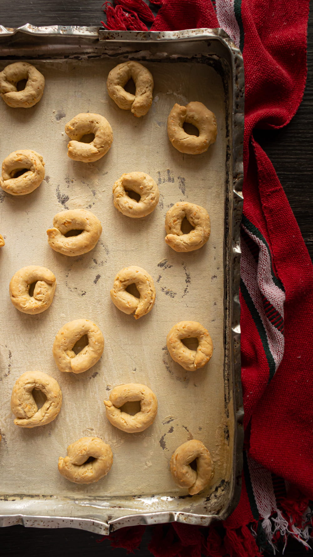tabuleiro com biscoitinhos de queijo e sal amoníaco visto de cima
