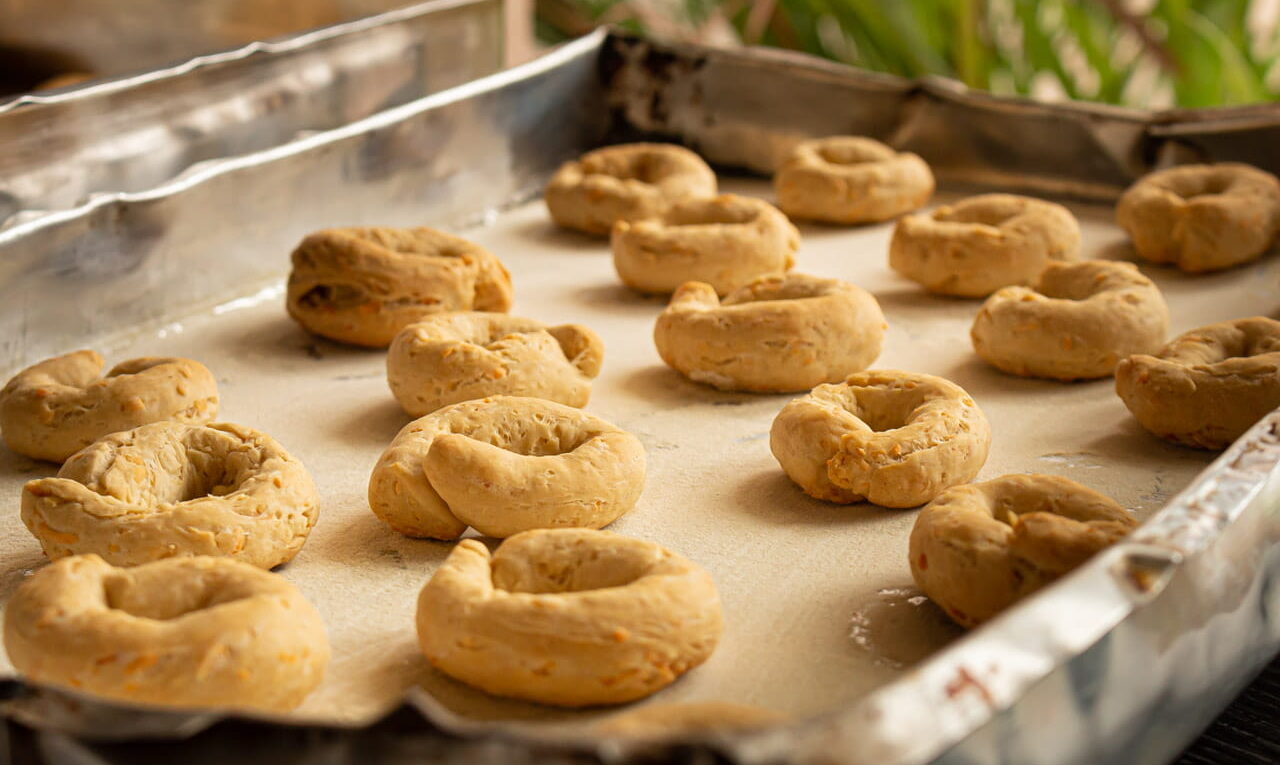 tabuleiro cheio de biscoitinhos de queijo com sal amoníaco