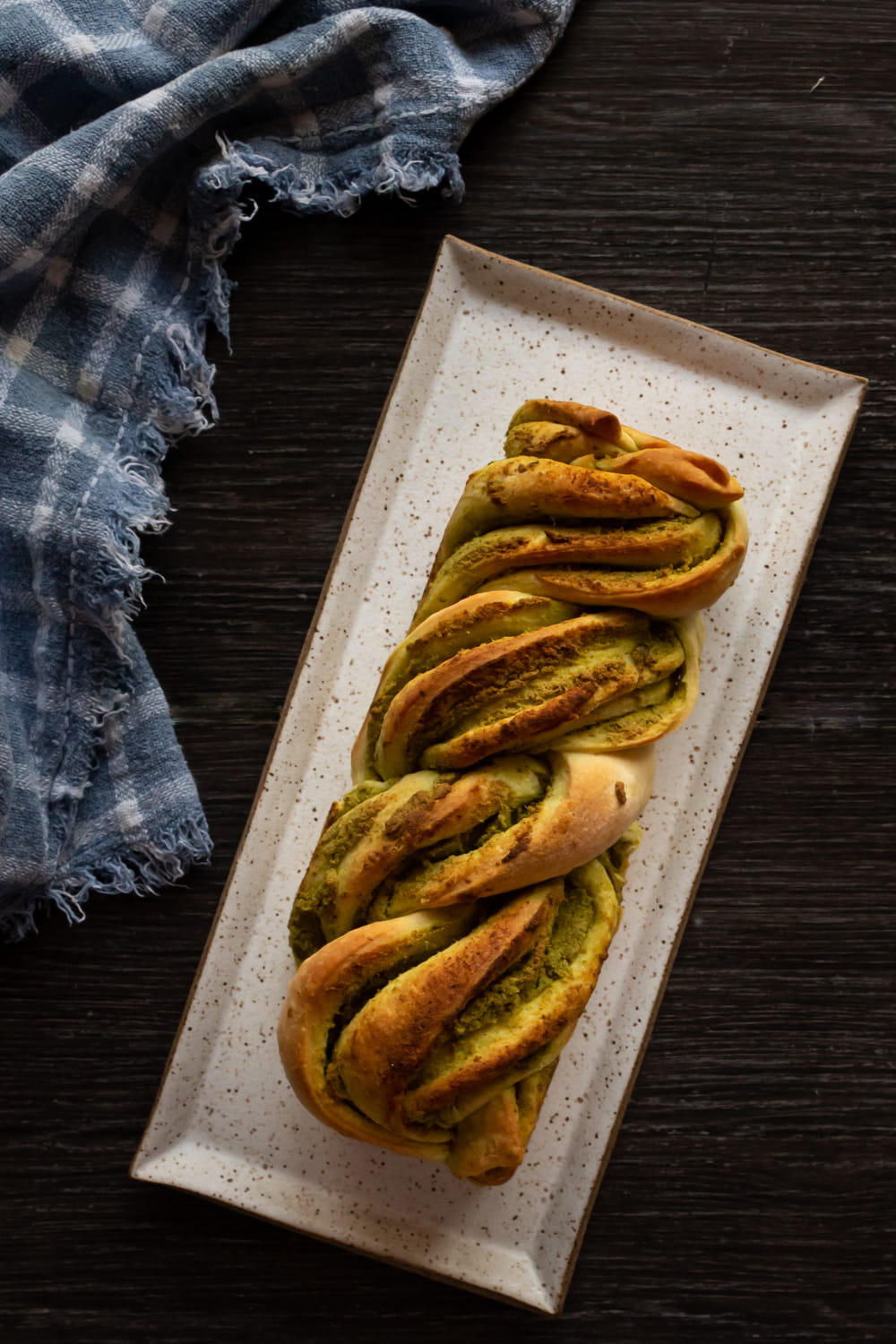 pão trançado com pesto