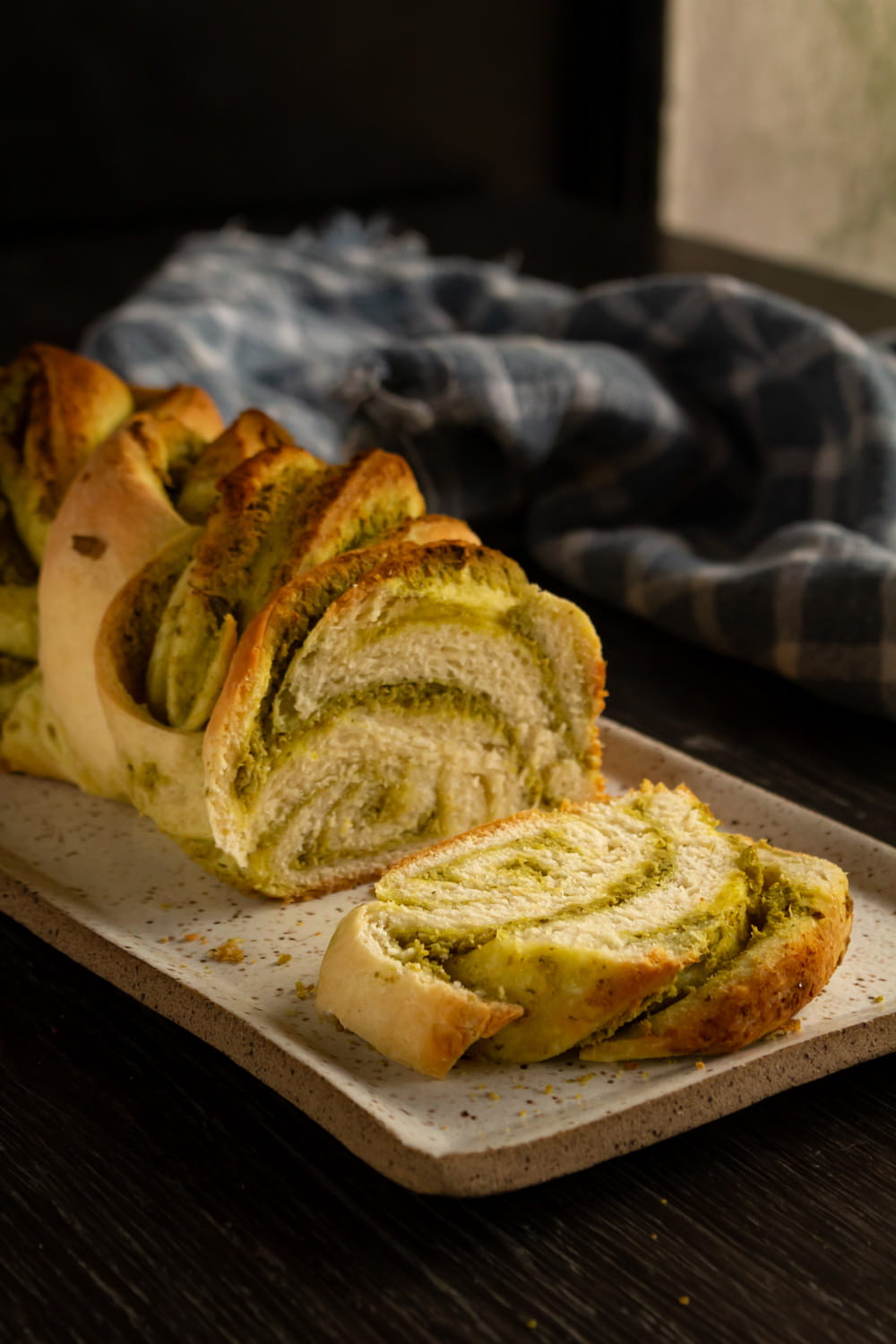 pão trançado com pesto