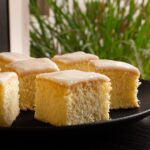 close em um pedaço de pão de ló sem glúten