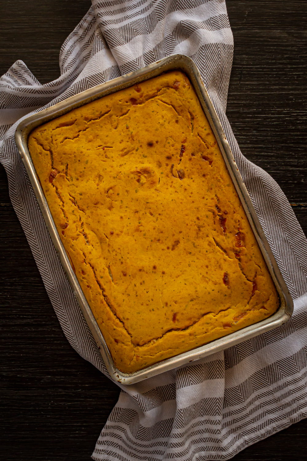 bolo de abóbora no tabuleiro visto de cima