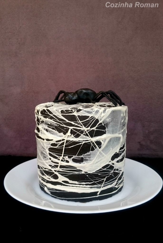 bolo de chocolate com teia de aranha de marshmallow 