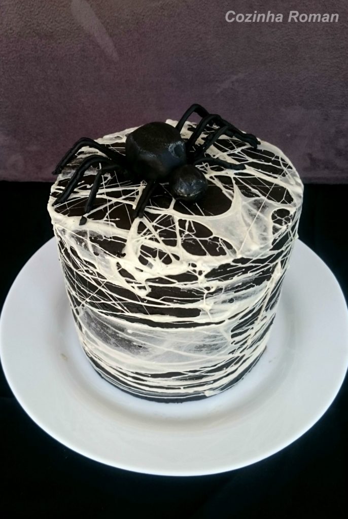 bolo de chocolate com teia de aranha de marshmallow 