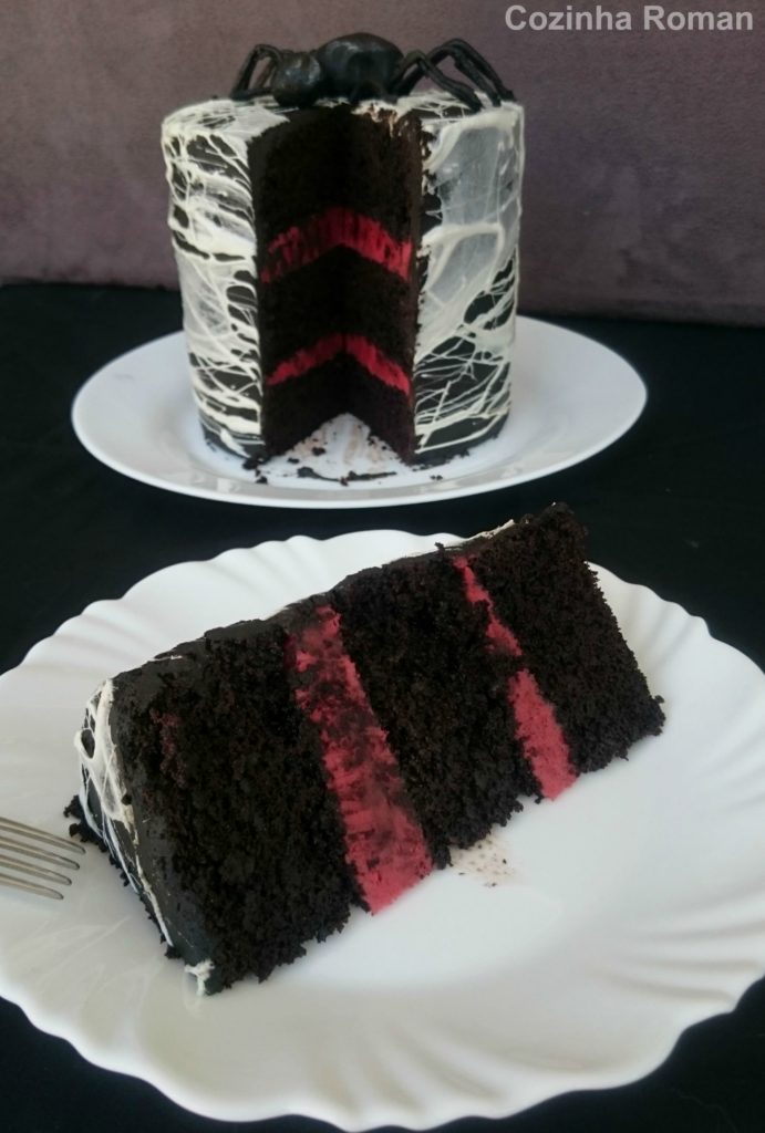 bolo de chocolate com recheio vermelho de doce de leite e teia de aranha de marshmallow 