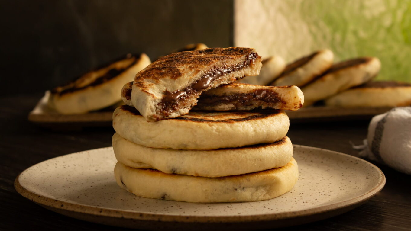 pilha de panquecas recheadas com nutella