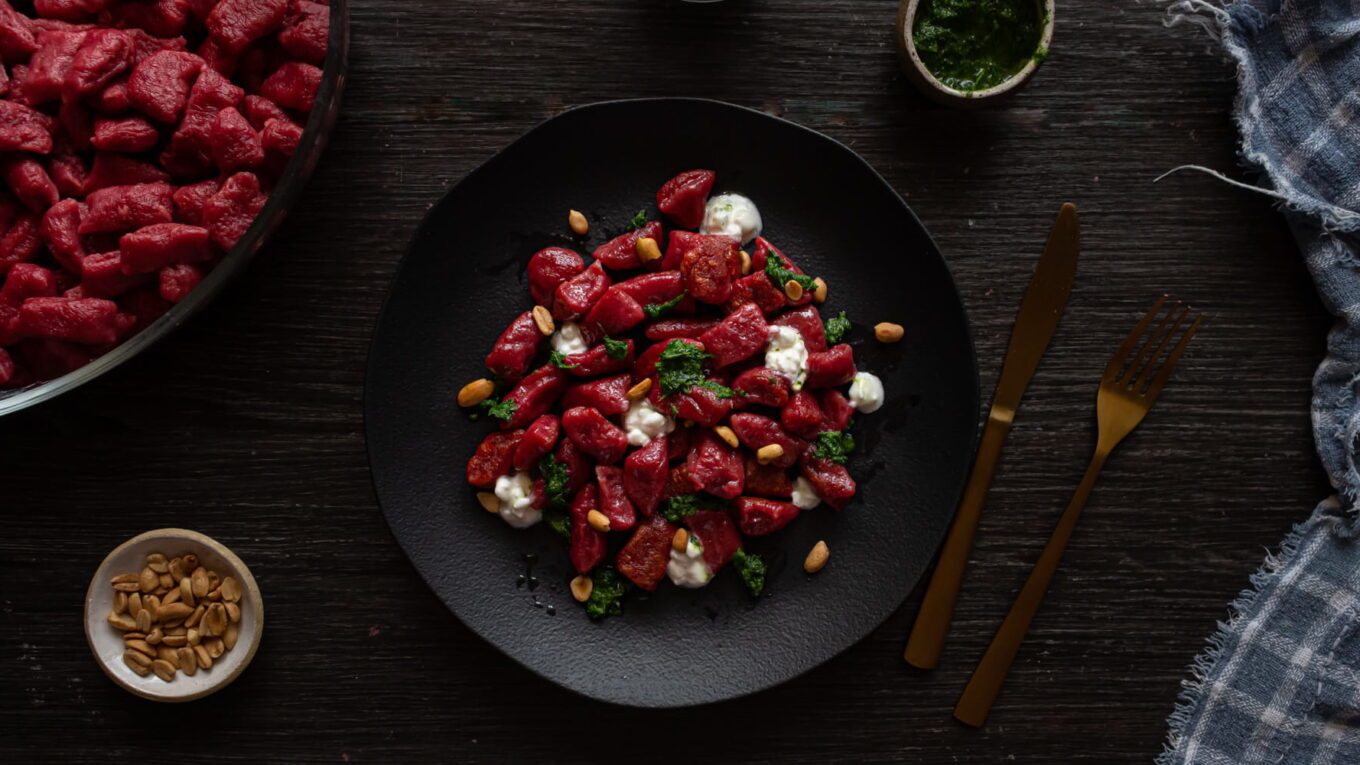 prato de nhoque de beterraba