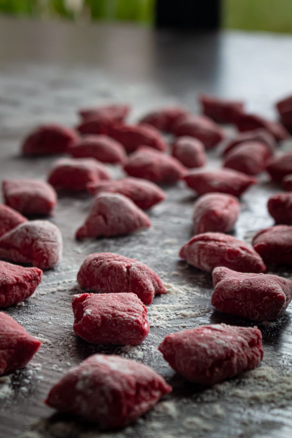 close nos pedacinhos de massa já modelada e coberta de farinha