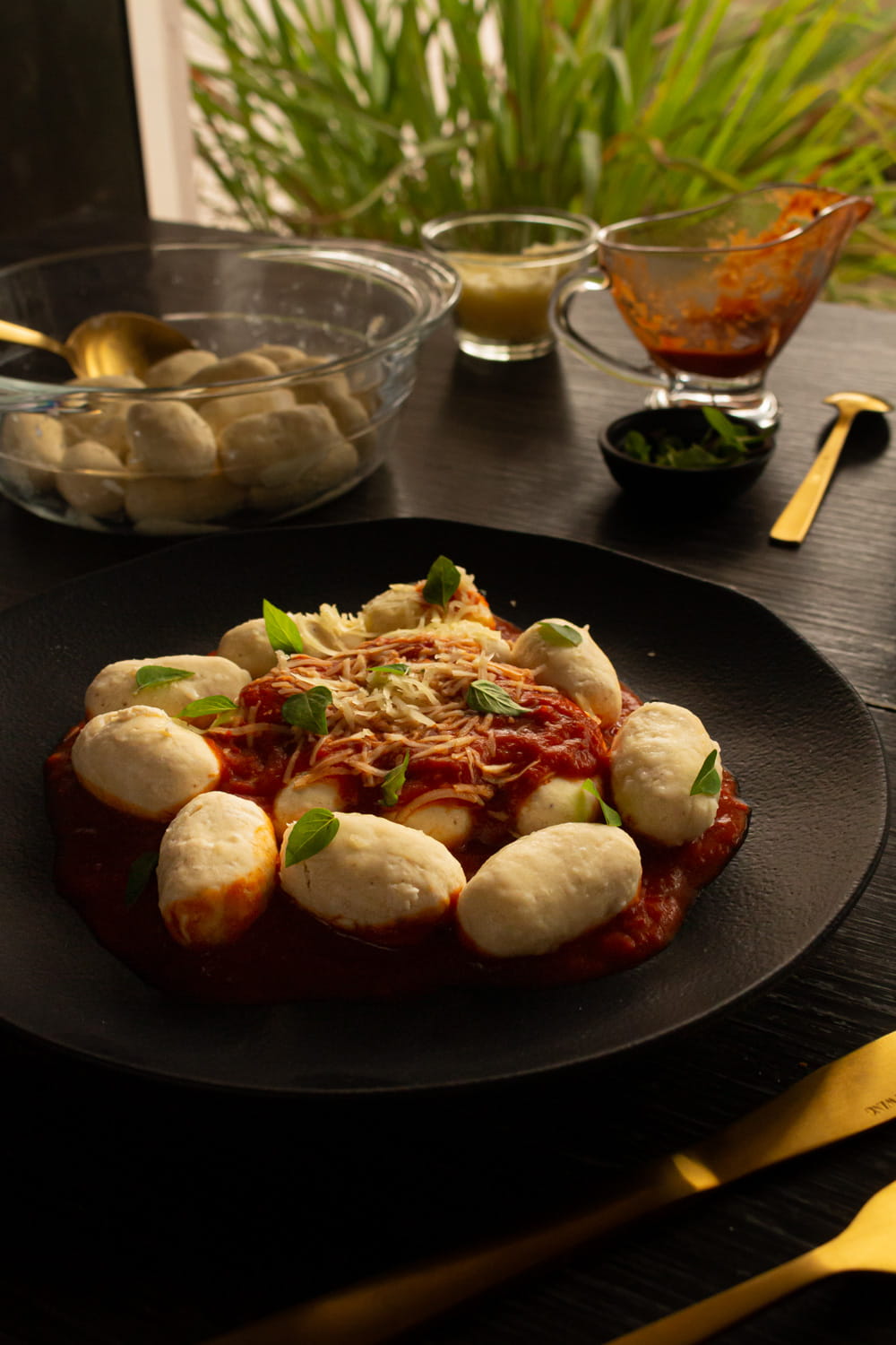 Prato de gnudi com molho de tomate, parmesão ralado e folhinhas de manjericão