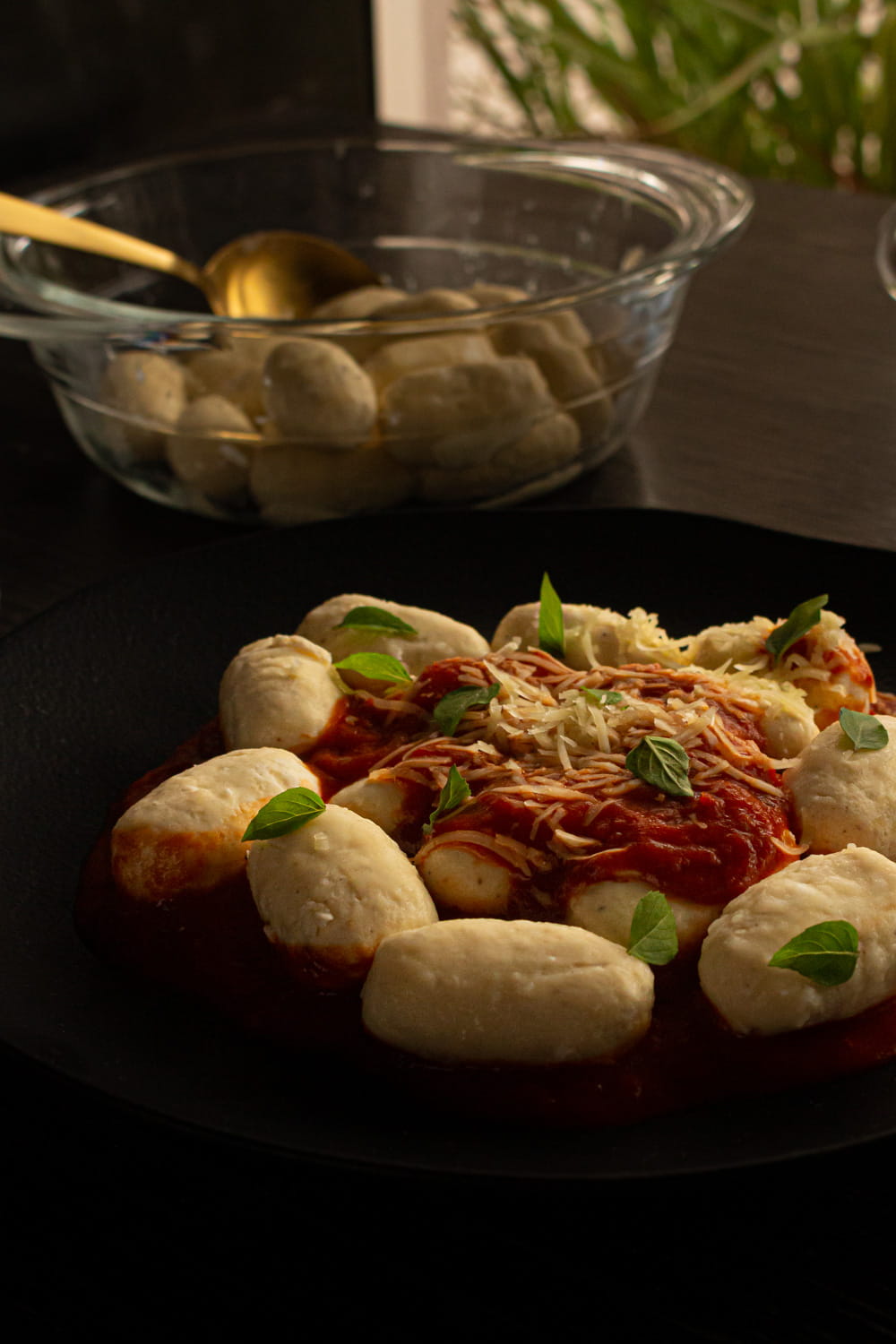 prato de gnudi com molho de tomate, parmesão ralado e folhinhas de manjericão